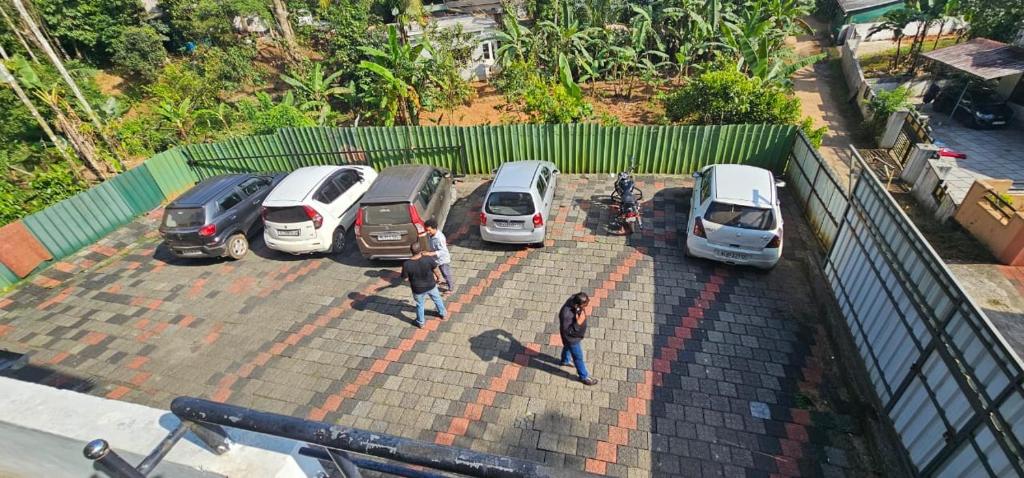 ビサーリーにあるVythiri saara innの駐車場に停車した車の集団