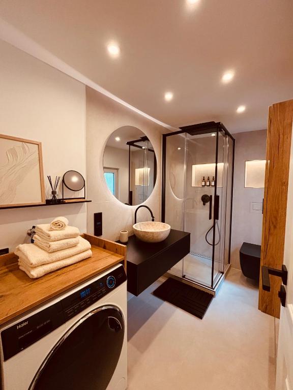 een badkamer met wastafel en douche bij Luxury in Eimsbüttel in Hamburg