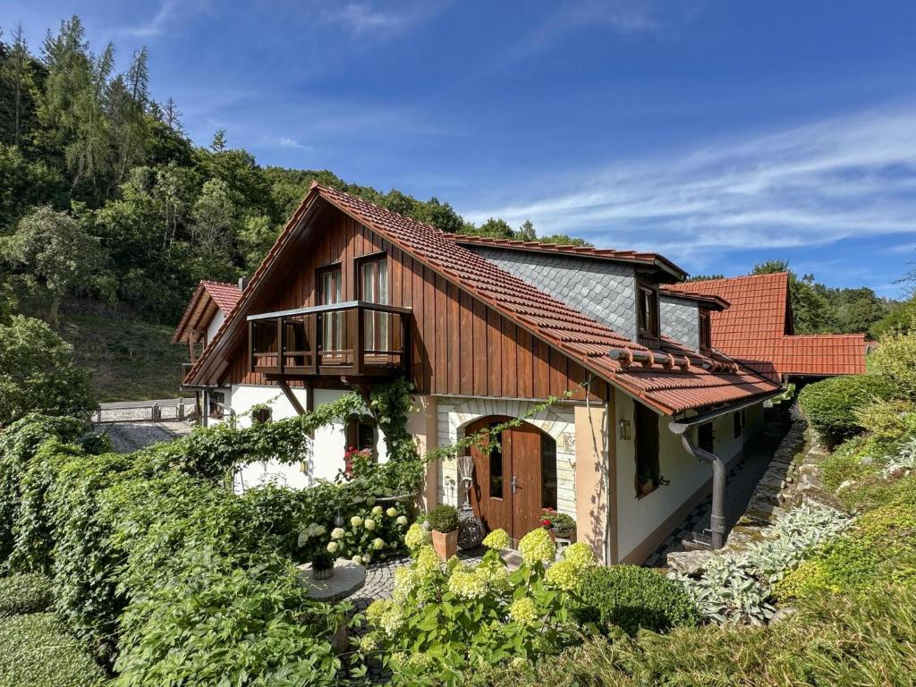a house in a vineyard with a balcony at Gläserberg in Langenbach