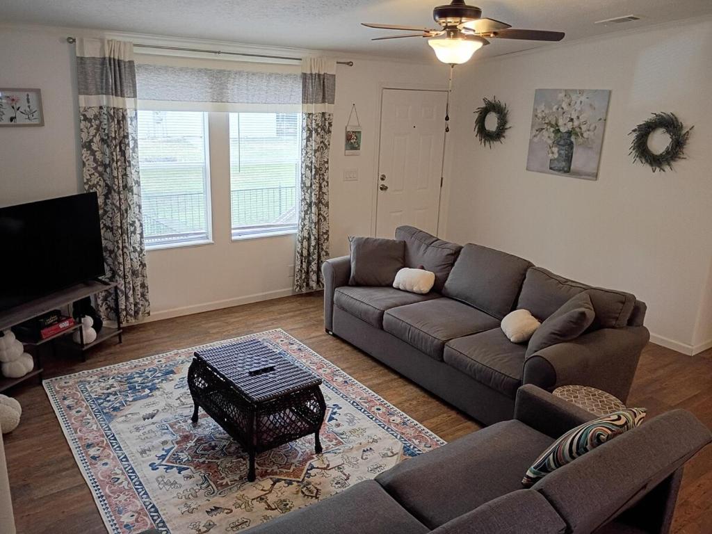 Posezení v ubytování 3 Bed 2 Bath Inverness home - Close to all the springs & rivers - Pet friendly