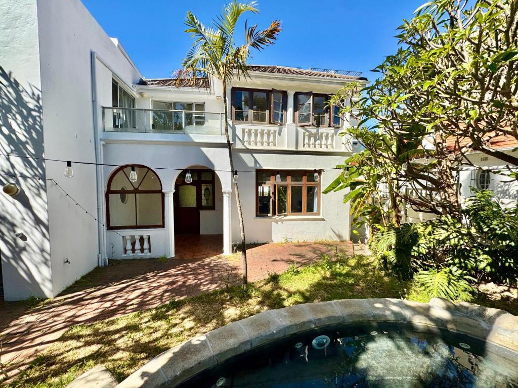 开普敦Soul Fam Hostel - LGBTQ Inclusive的一栋前面有游泳池的房子