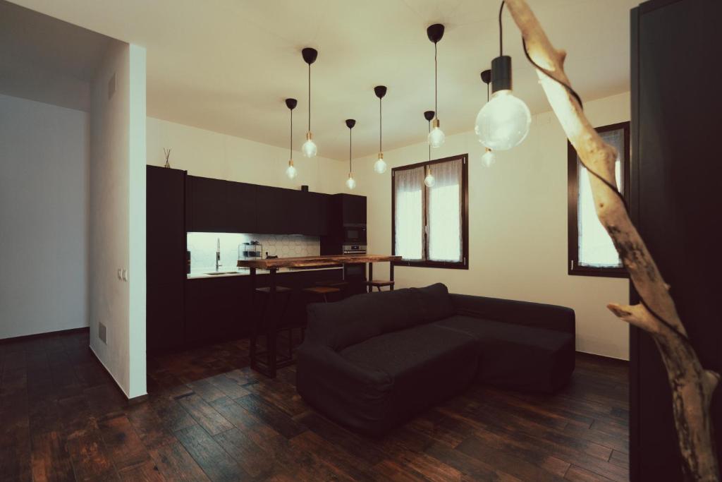 Domus Due في رافينا: غرفة معيشة بها أريكة وطاولة