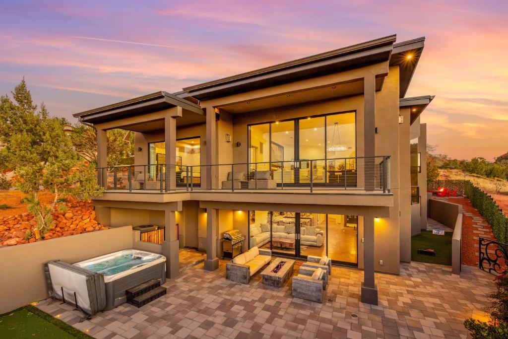 Luxury Penthouse Suites With Outdoor Fire Pit And Hot Tub With View preview