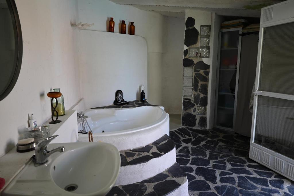 Navas del ReyにあるLa Cubertilla en Madridの洗面台と浴槽のあるバスルーム