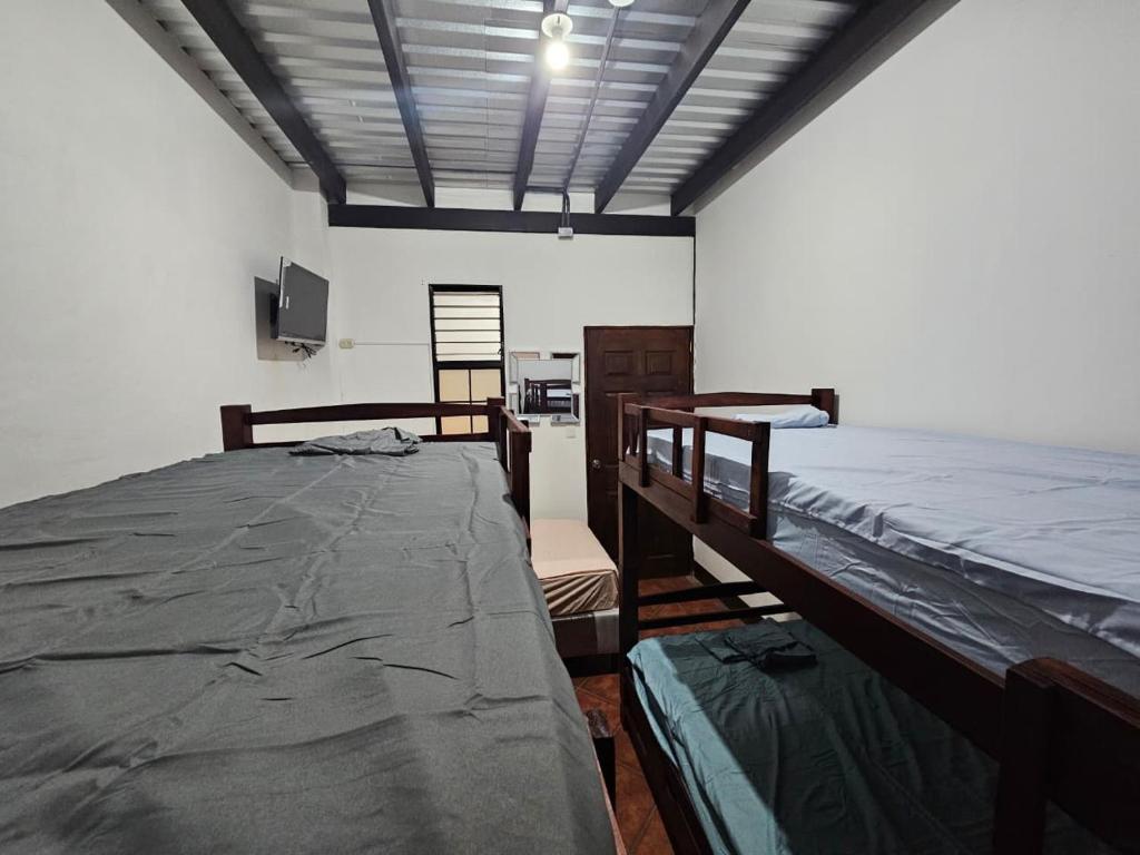 Un pat sau paturi într-o cameră la Hotel Pura Vida