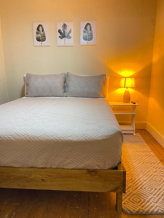 Un pat sau paturi într-o cameră la West end inn