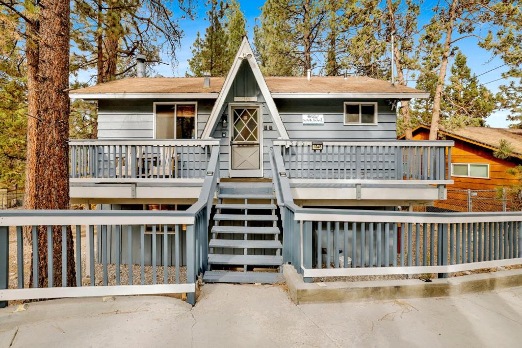ein Haus, zu dem eine Treppe hinaufführt in der Unterkunft Sweet Cabin Home Gateway #2576 in Sugarloaf