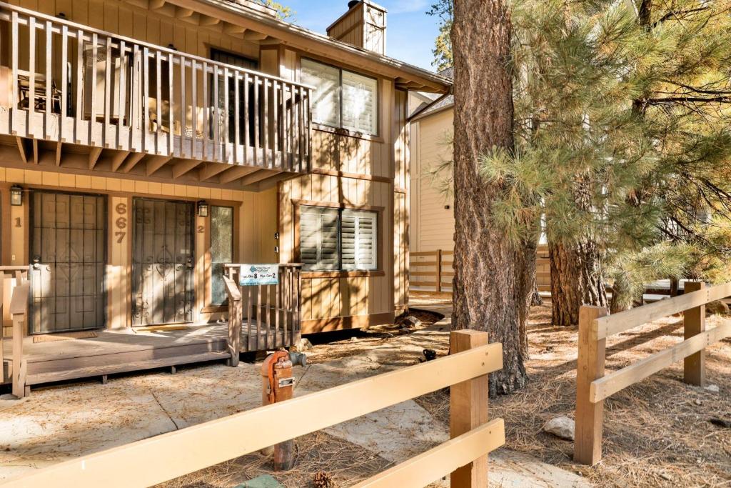 En balkon eller terrasse på Summit Ski and Bike Trails #2574