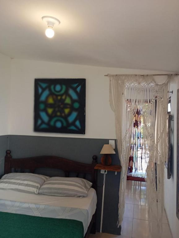 una camera da letto con un letto e una vetrata colorata di Kitnet no centro da vila a Mata de Sao Joao