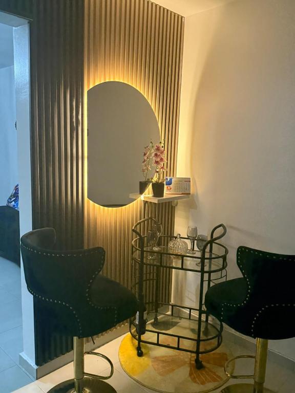 Habitación con mesa, sillas y espejo. en Comfort and tranquility in one place, en La Estrella