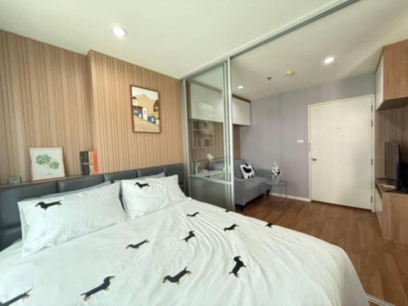 a bedroom with a large bed with birds on it at Studio Seaview Jomtien floor12 23sqm in Jomtien Beach