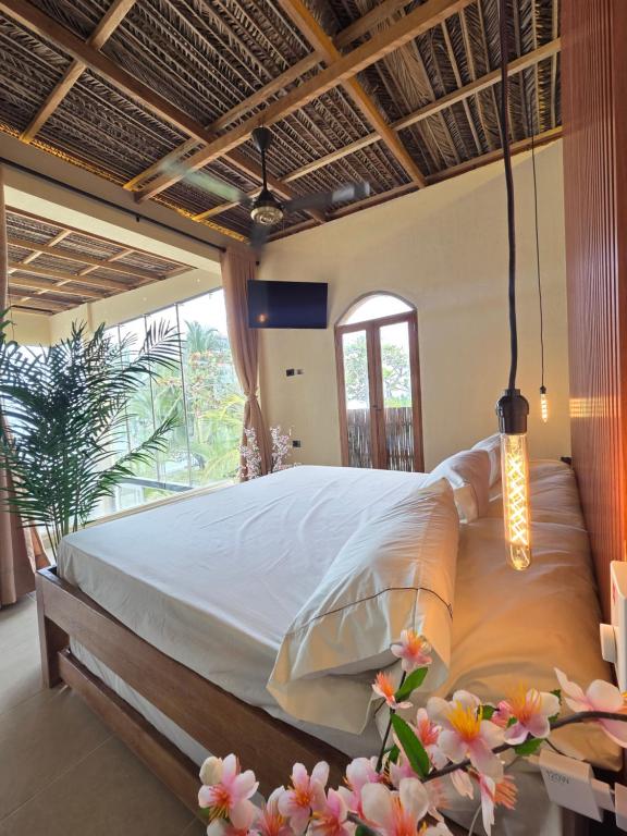 Una cama o camas en una habitación de Lotus Beach House playa privada