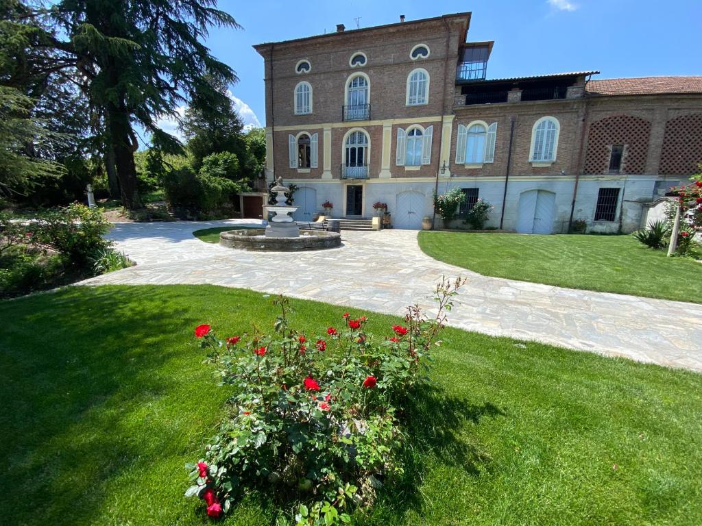 a large house with a fountain in the yard at Io&Te La Suite di Villa Monteriolo in Canelli