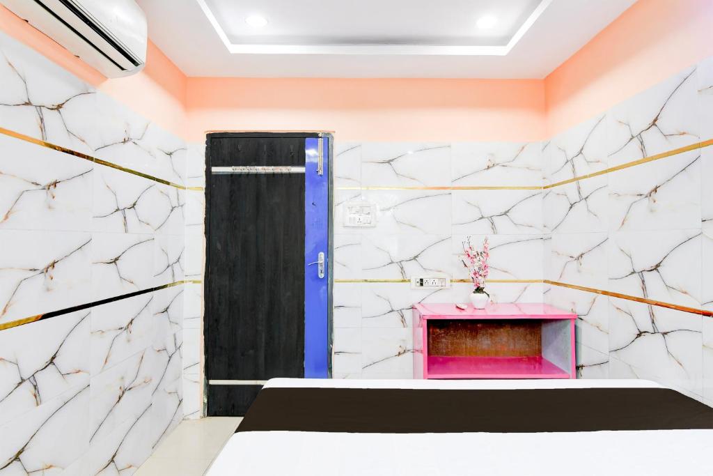 a room with a pink fireplace and a black door at Hotel O Salauddin Tower in Calcutta Bara Bazar