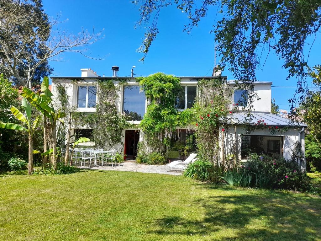an old house with ivy growing on it at Grande maison avec extension d'architecte à 700m de la plage in Brest