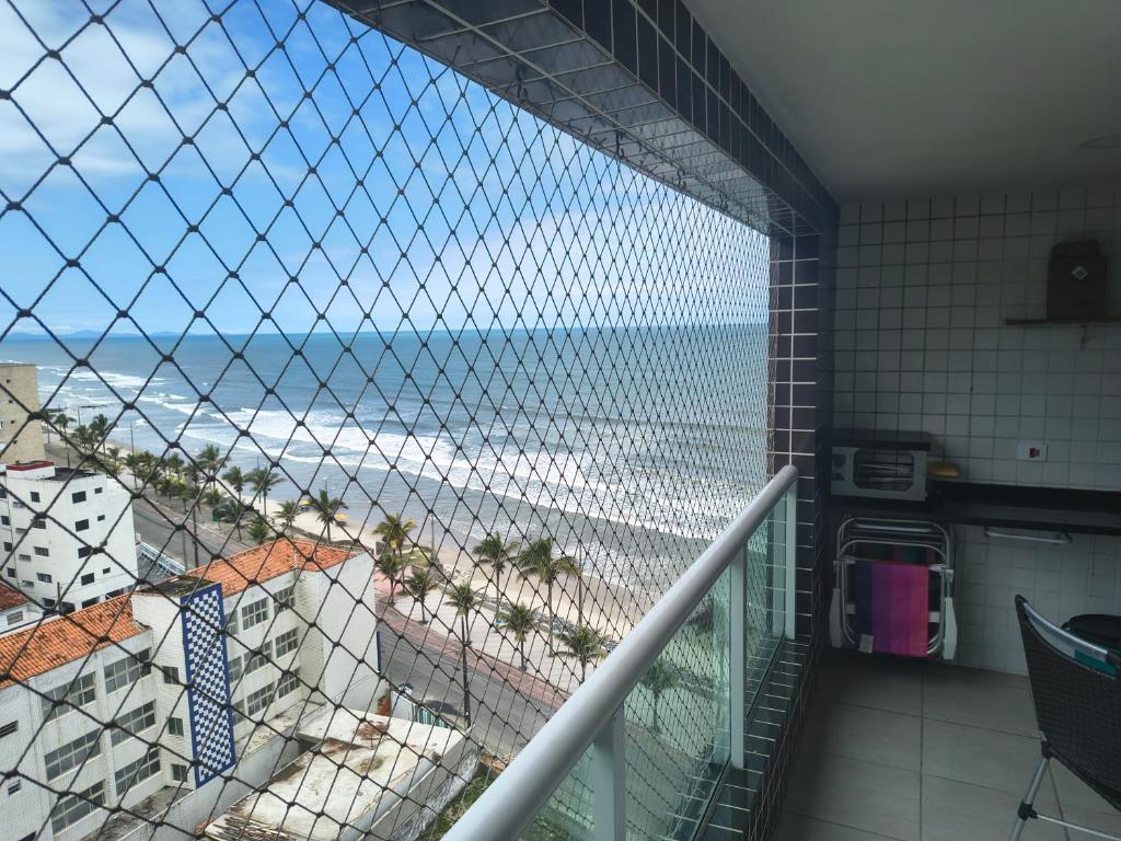 - Balcón con vistas a la playa en Apartamento em Mongaguá, Frente ao Mar, en Mongaguá