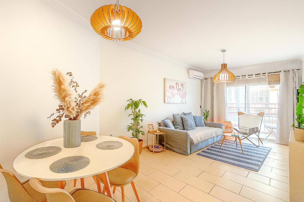 un salon avec une table et un canapé dans l'établissement Traveler Home 85m2 Private Parking Next to Center, à Thessalonique