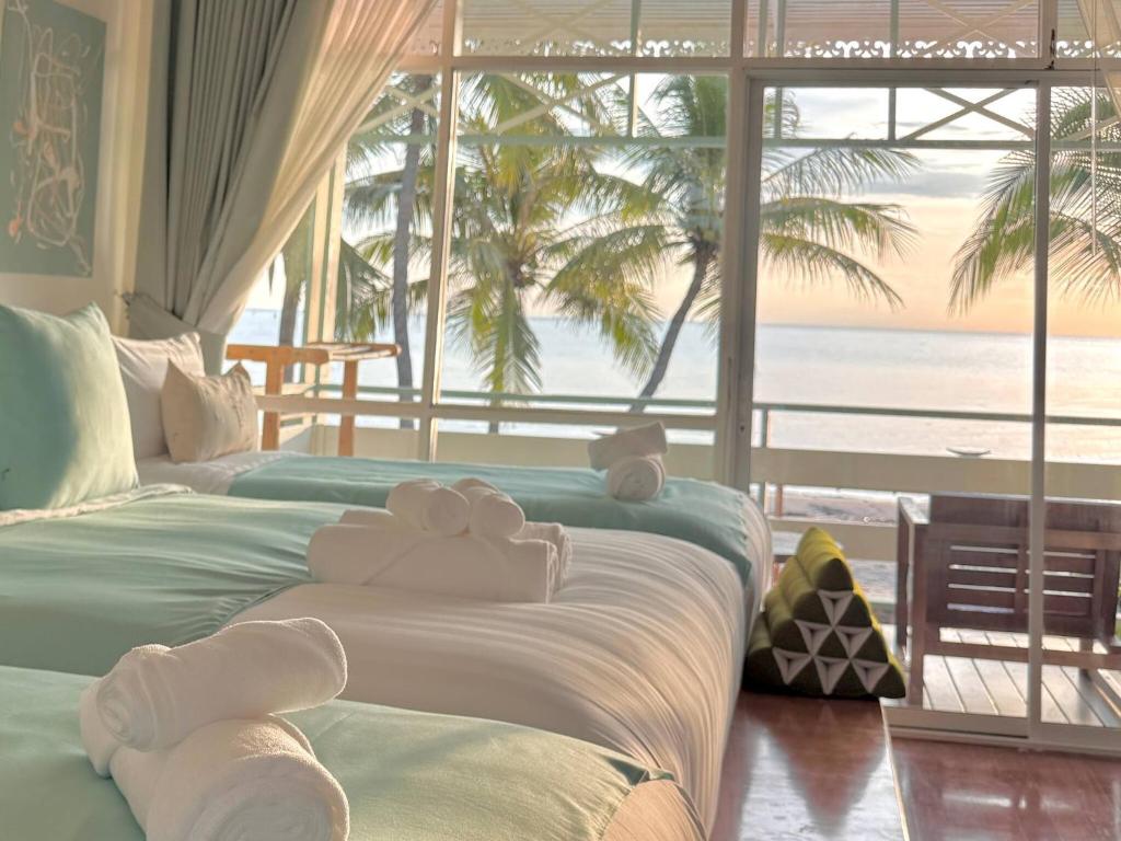 Ένα ή περισσότερα κρεβάτια σε δωμάτιο στο 2Pool+Beach BDR tub view|BBQ, terrace| CityMarket