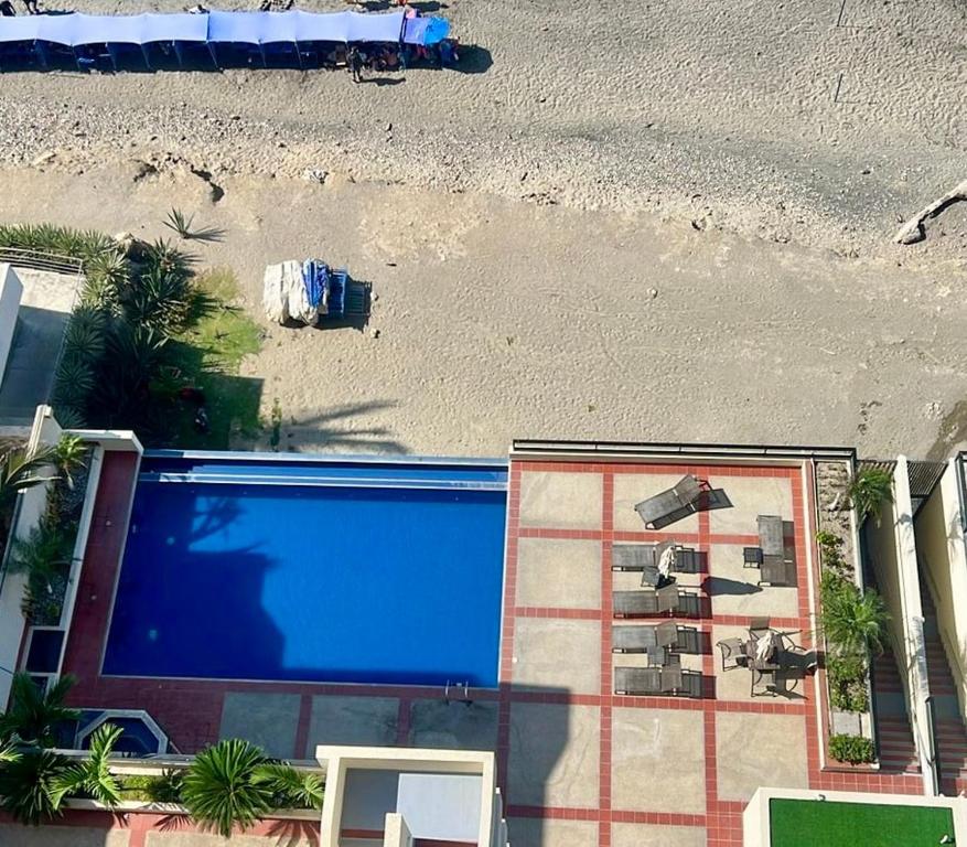 Una vista aérea de una piscina junto a una playa. en Ocean View Total Comfort, en Manta