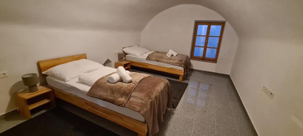 Giường trong phòng chung tại ALTSTADT-Apartmenthaus BOGENSPERGER