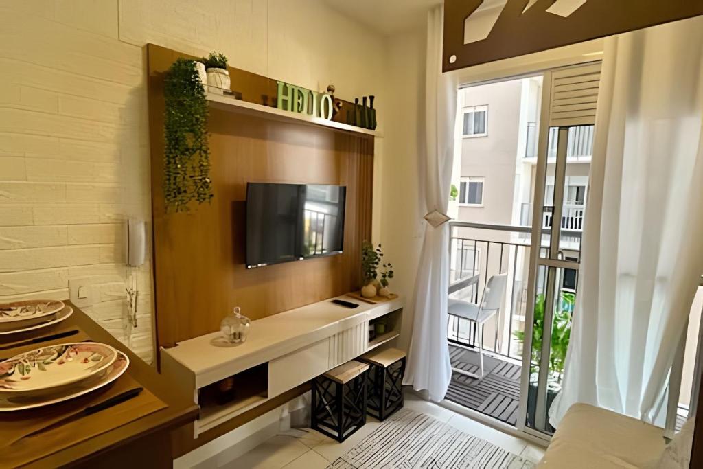 um banheiro com pia, TV e varanda em O mais completo Studio com sacada prox Tokio Marine Hall em São Paulo