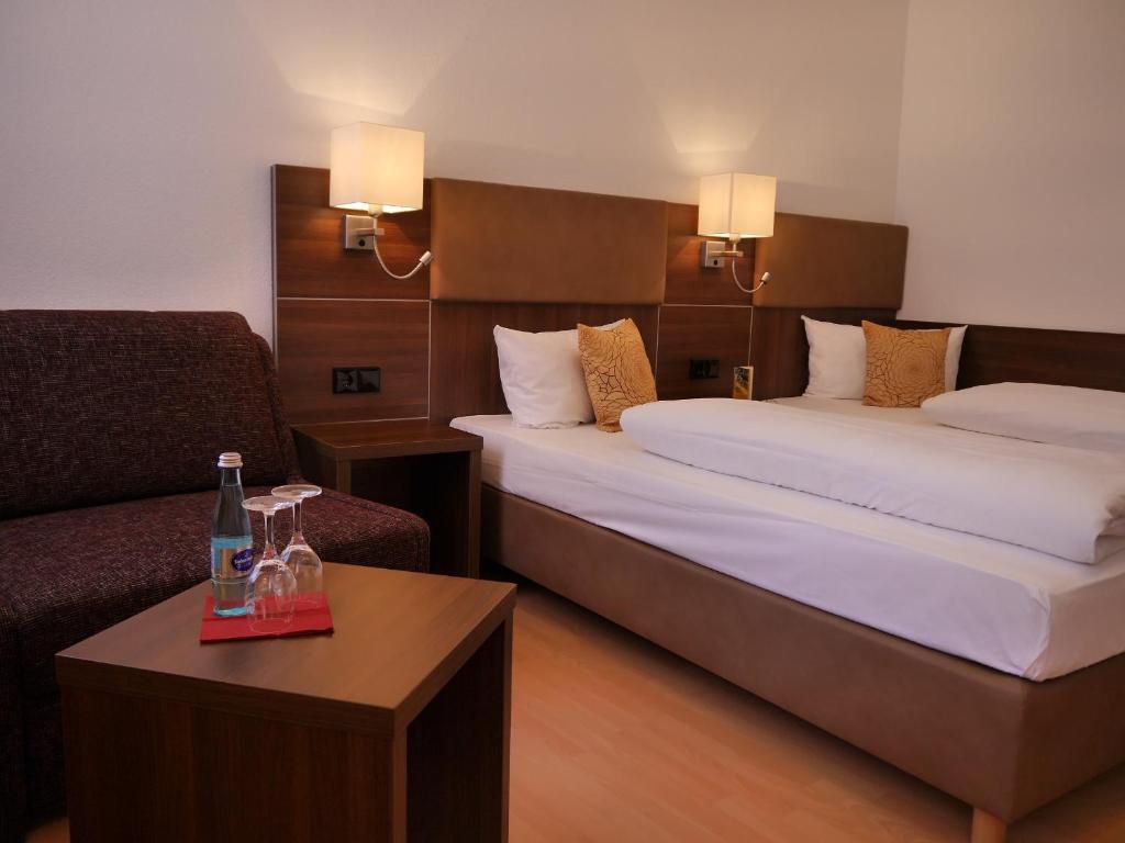 Postel nebo postele na pokoji v ubytování Romantica Hotel Blauer Hecht