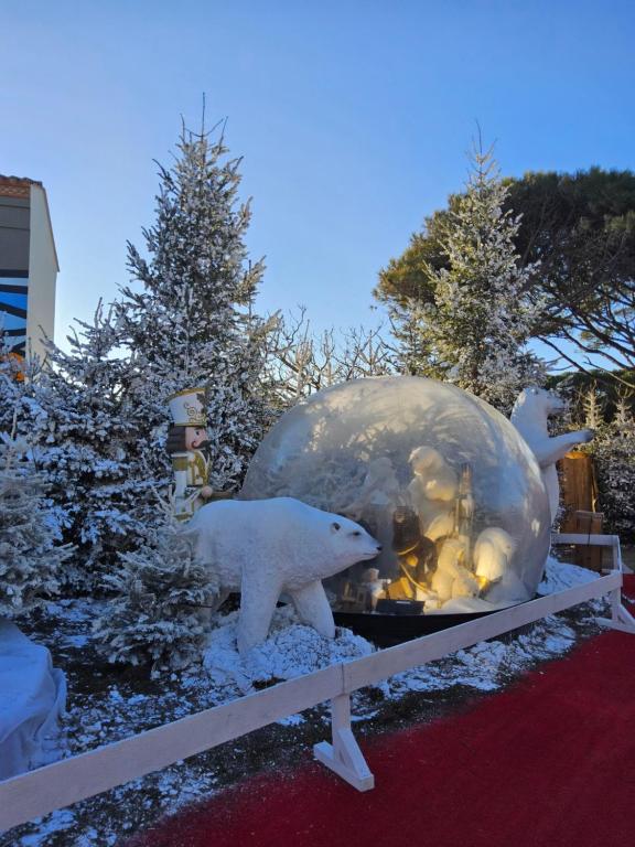 Eine weihnachtliche Darstellung von Eisbären in einer Schneekugel in der Unterkunft Chez Loulou Clim Terrasse Accès plage à pied in Le Barcarès
