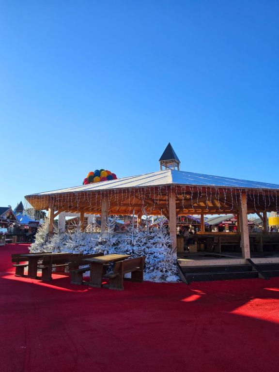 ルカート・プラージュにあるLes Tournesols 4 Persの木造パビリオン(雪の中のピクニックテーブル付)