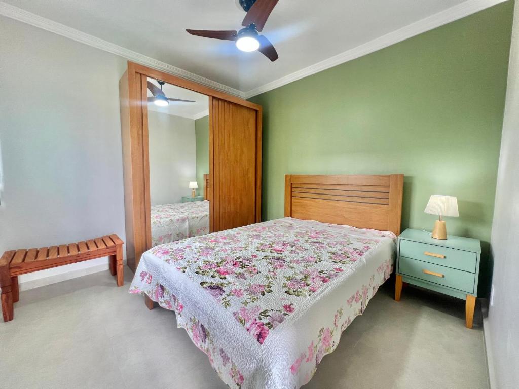 a bedroom with a bed and a mirror at Apartamento de curta temporada - ótimo padrão - próximo Lagoa de Iriry in Rio das Ostras