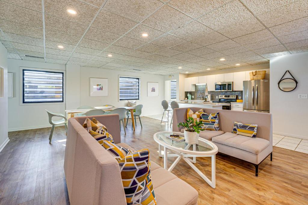 Η κουζίνα ή μικρή κουζίνα στο Between Restaurant and Brewery! Chic Perrysburg Apt