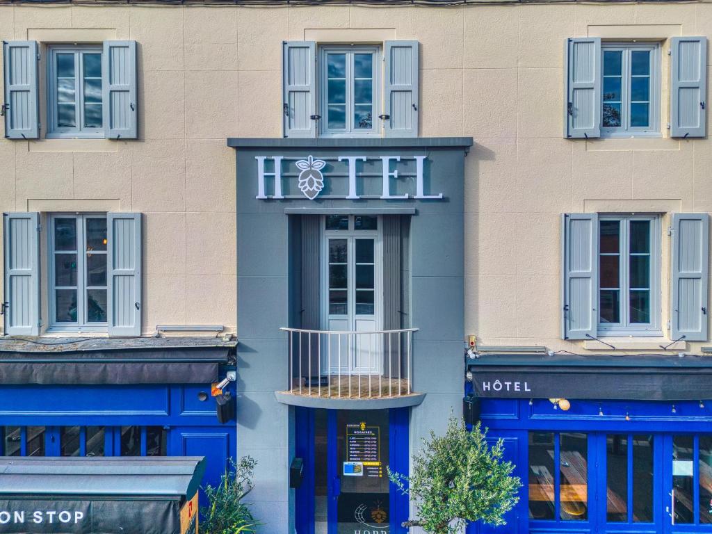 ブール・ガン・ブレスにあるHopperの青いドアのある建物の正面