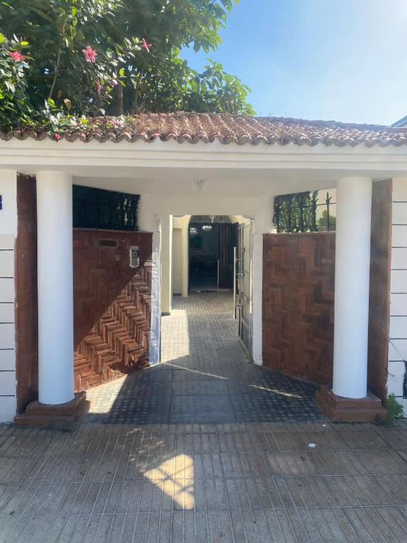 una entrada a una casa con una valla y una puerta en Tradition & Modernité, en Rabat