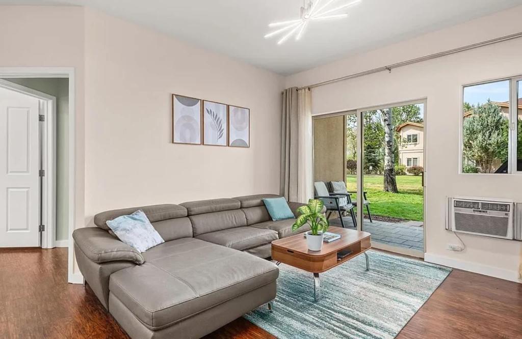 Χώρος καθιστικού στο Modern Mountain Comfort in Basalt