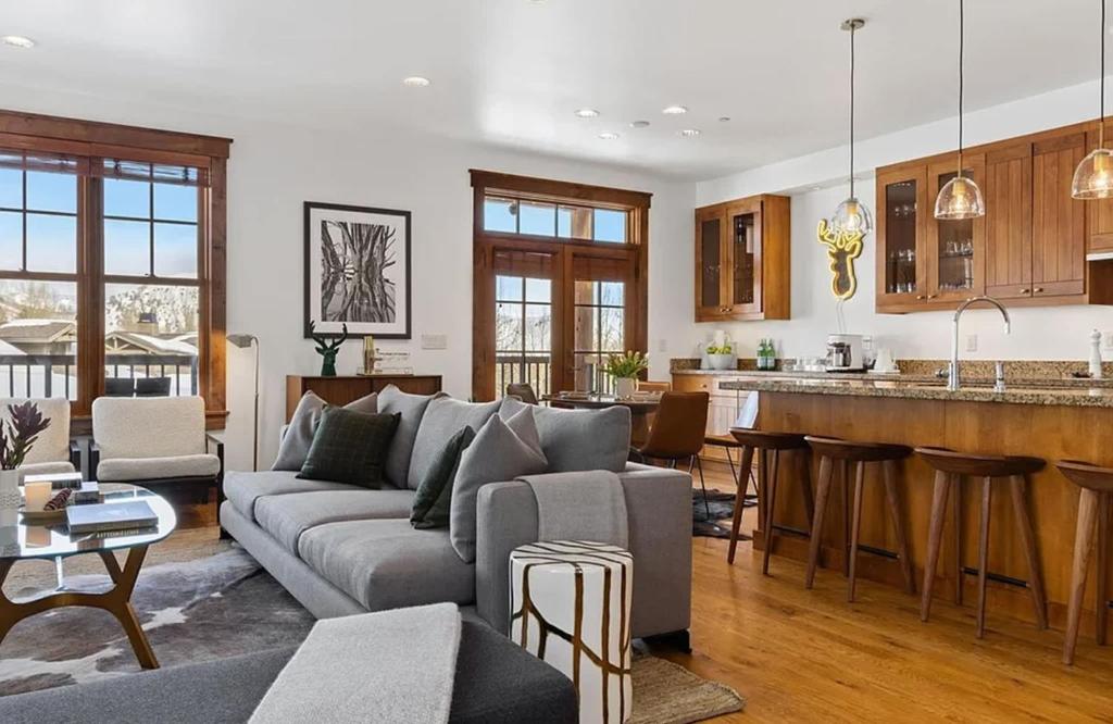 Una sala de estar con un sofá y una cocina. en Spacious 4-Bedroom Mountain Retreat in Jackson, en Jackson