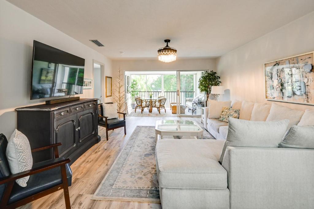 Posezení v ubytování 4 Mi to Beach! Naples Snowbird Nest with Pool Access