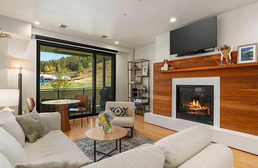 ジャクソンにあるSlopeside 2BR Retreat at Snow King Walk to Townのソファと暖炉のあるリビングルーム