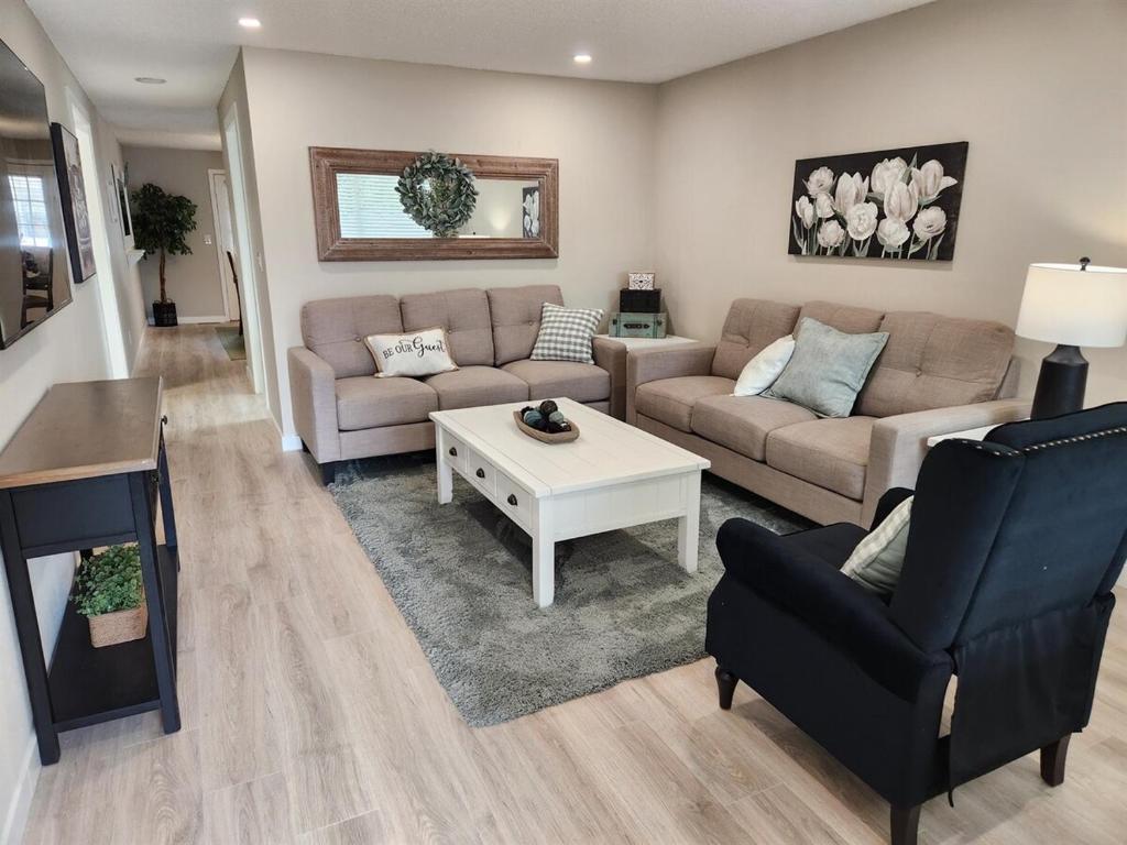 un salon avec un canapé et une table dans l'établissement Cozy Cottage, à Caldwell