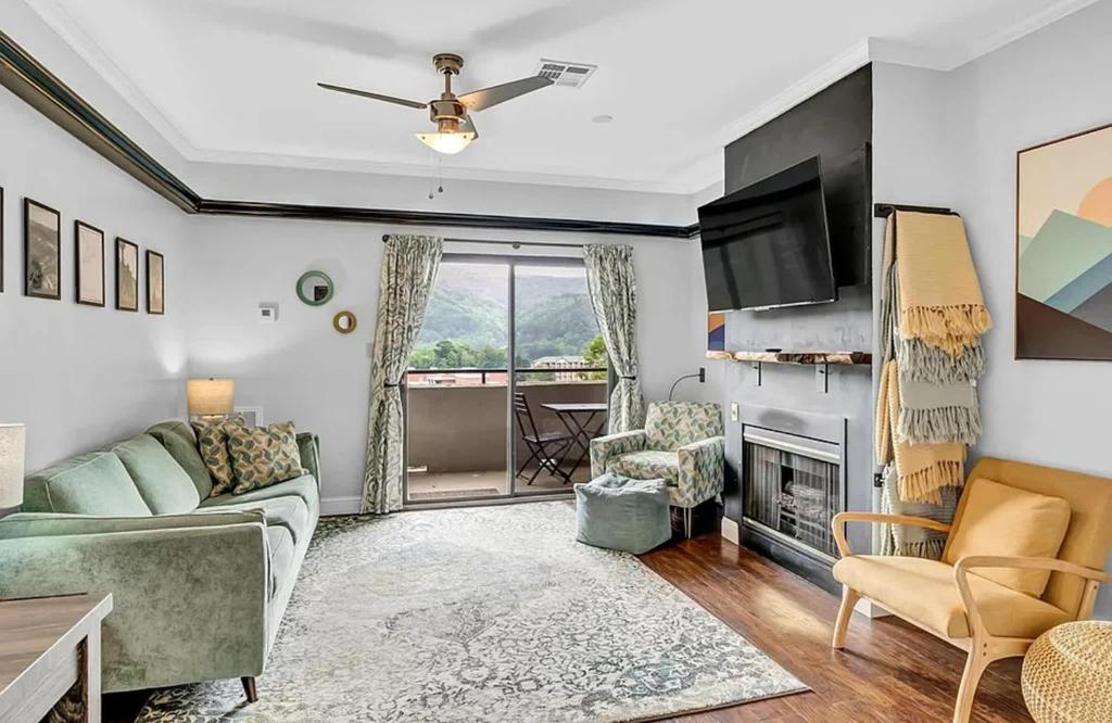 Χώρος καθιστικού στο Balcony Views to Gatlinburg