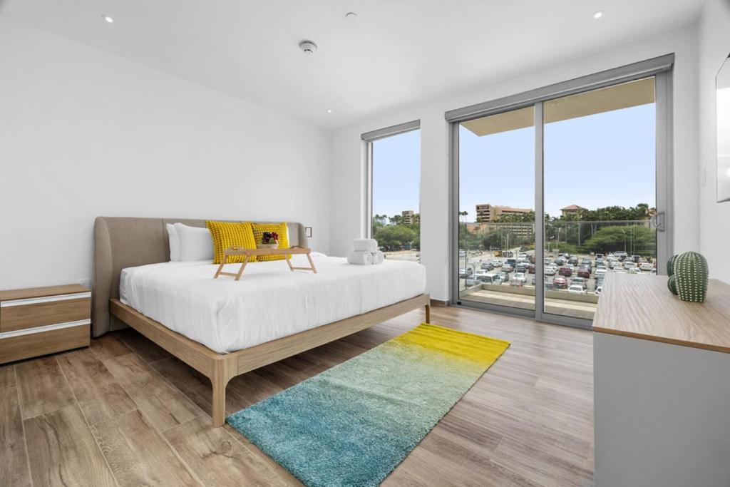 Ένα ή περισσότερα κρεβάτια σε δωμάτιο στο Beautiful 2BR2BA Palm Beach Condo w/ Pool & Gym