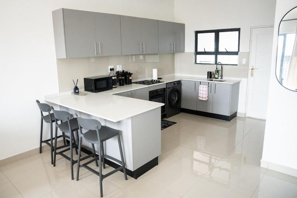 Kuchyň nebo kuchyňský kout v ubytování Modern two-bedroom apartment