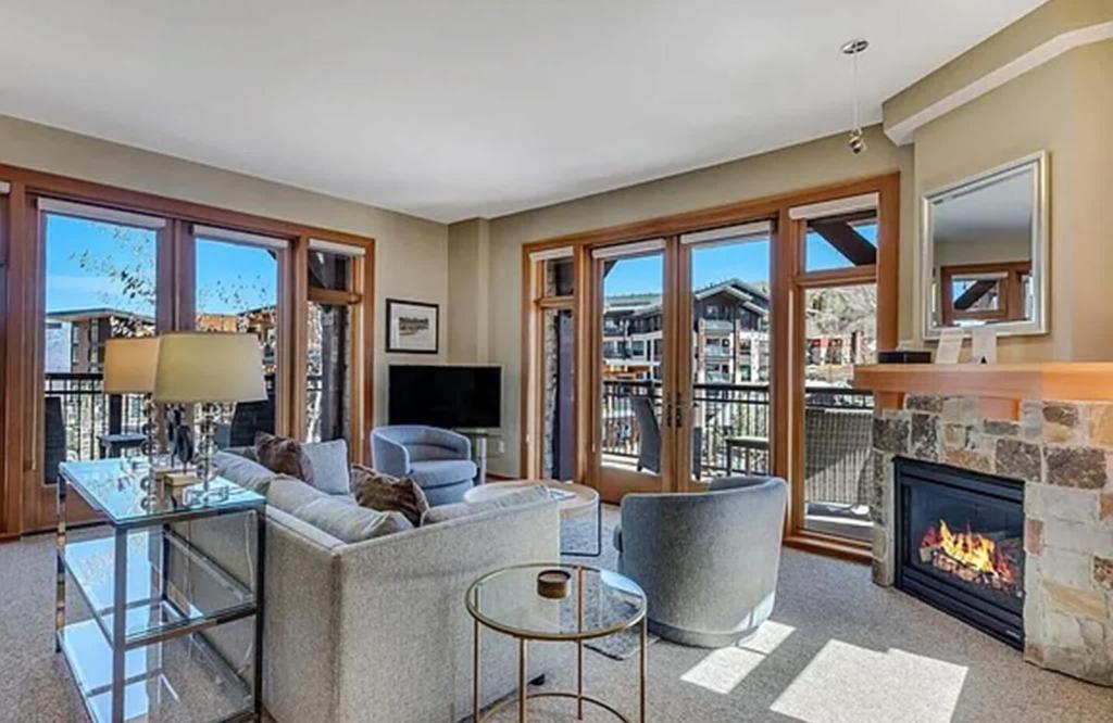 TV a/nebo společenská místnost v ubytování Bright Alpine Corner Condo with Ski Access