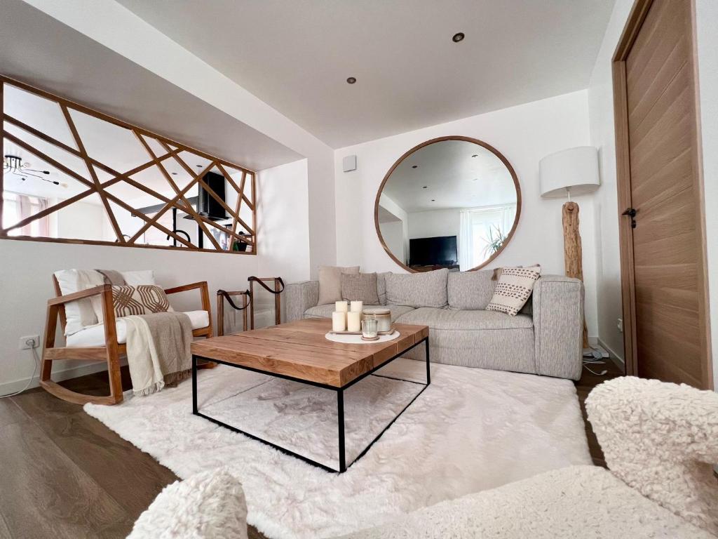 VuillafansにあるAu Petit Casinoのソファとテーブルのあるリビングルーム