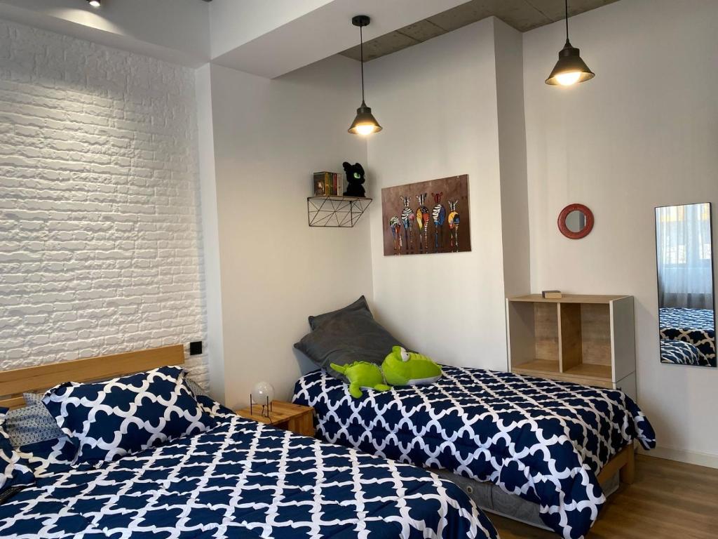 1 dormitorio con 2 camas y un animal de peluche en New Gudauri apartments by ProGudauri, en Gudauri