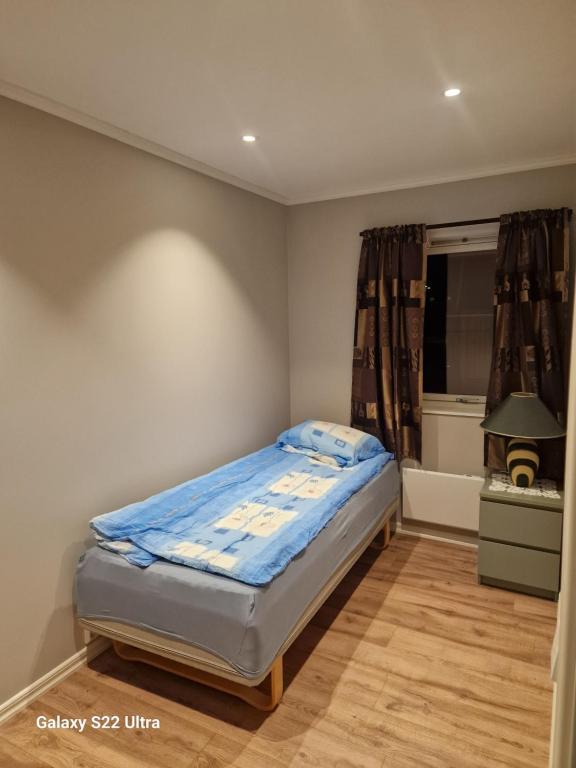 a small bedroom with a bed and a window at Leiligheten i Rørvik 