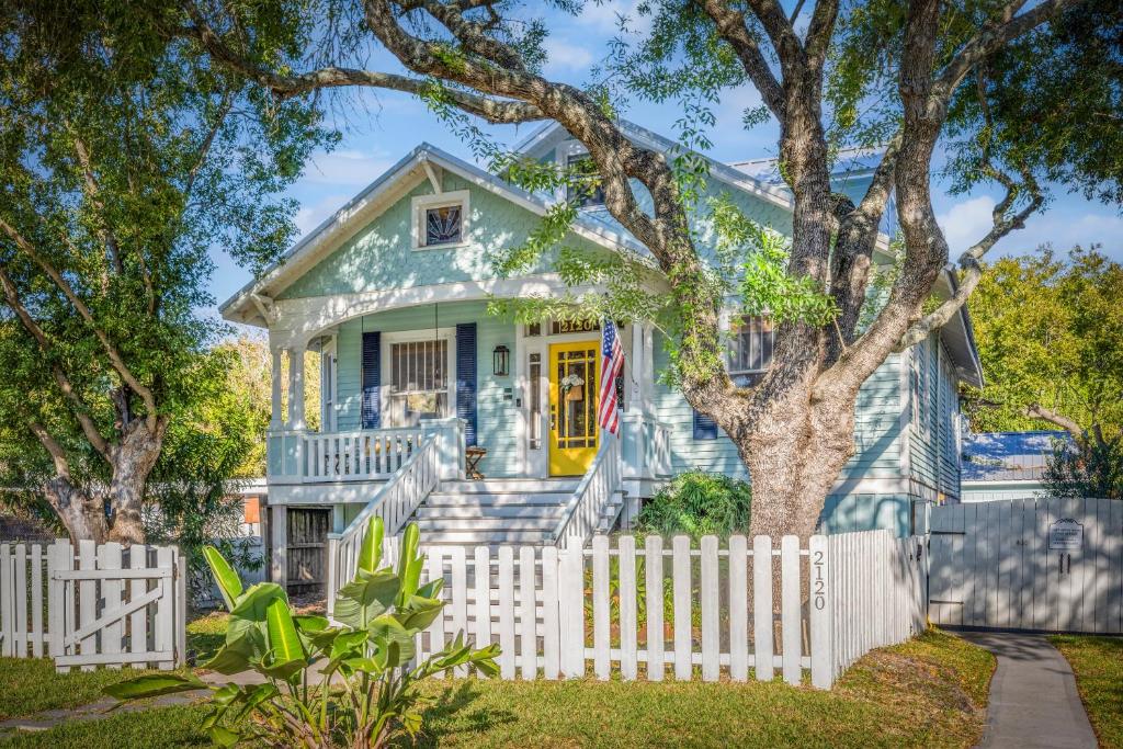 Aed väljaspool majutusasutust Summerwind - Heated Pool, 3 Baths, 3 Blocks to Beach