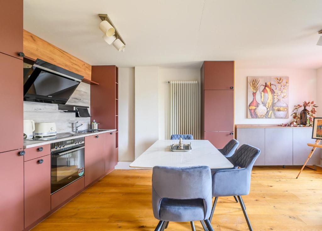 eine Küche mit Tisch und Stühlen in einem Zimmer in der Unterkunft Casa Rheinblick - Apartment C in Basel