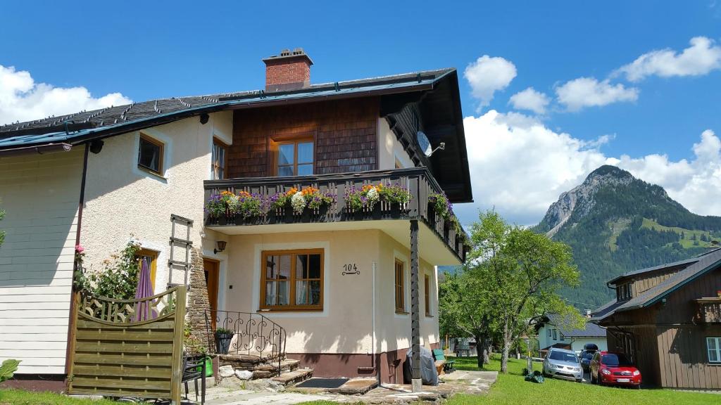 ein Haus mit einem Balkon mit Blumen darauf in der Unterkunft Holiday House Spanner in Tauplitz