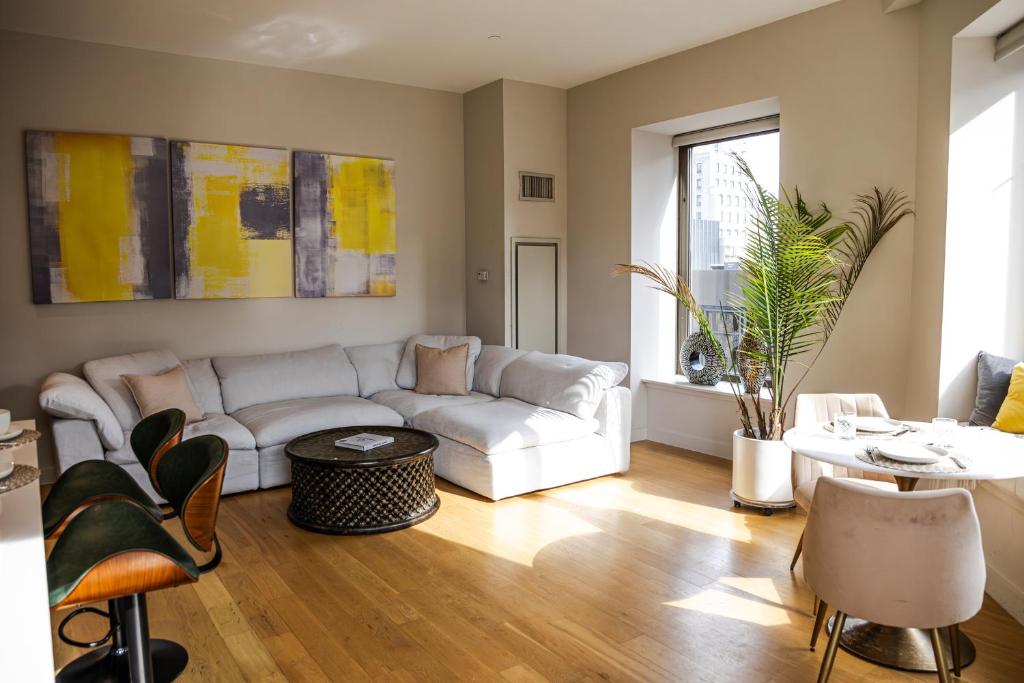 Posezení v ubytování Luxurious stunning high-floor corner 2-bedroom home