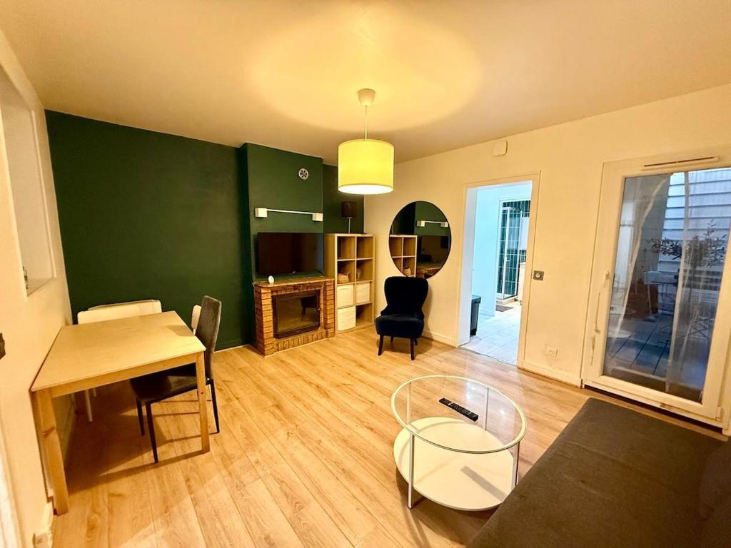 Afbeelding uit fotogalerij van Appartement cosy fond de cour in Clichy