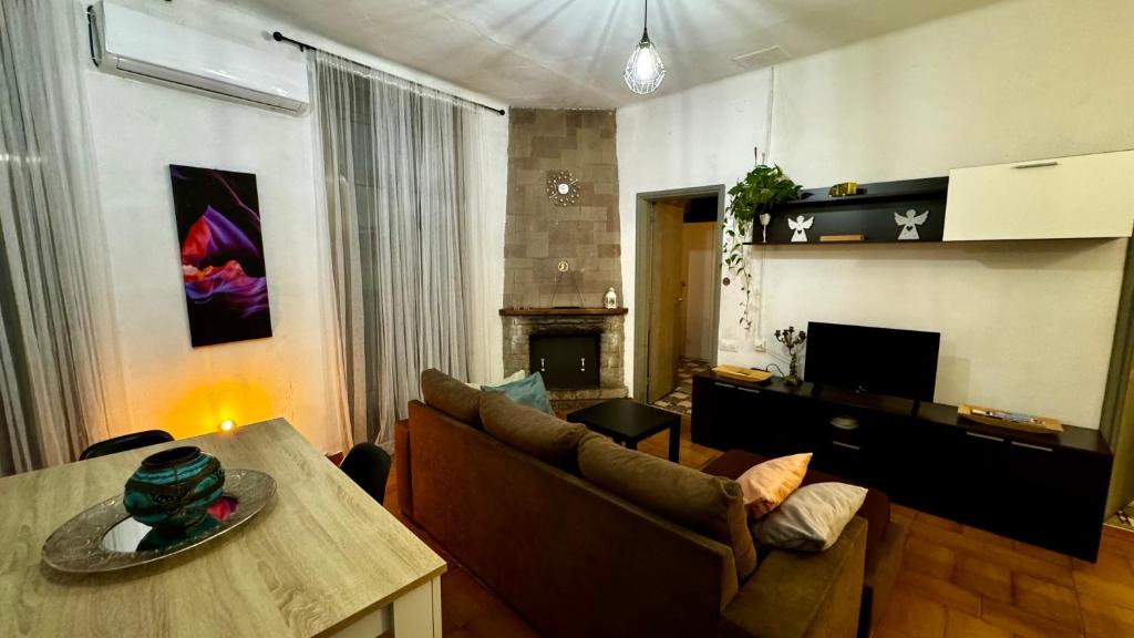 a living room with a couch and a table at Apartamento felicitat in Figueres
